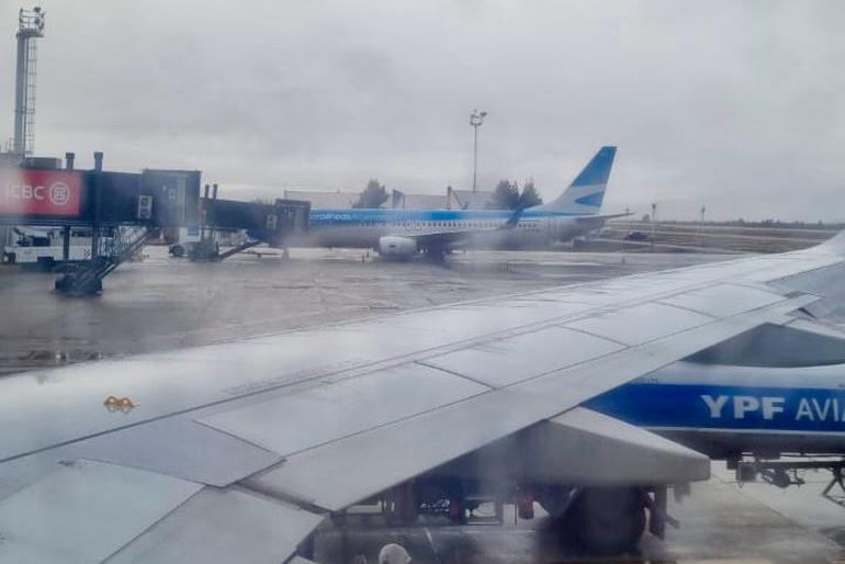 Por la neblina los pasajeros fueron desviados a Bariloche donde cargaron combustible. Por la neblina los pasajeros fueron desviados a Bariloche donde cargaron combustible.