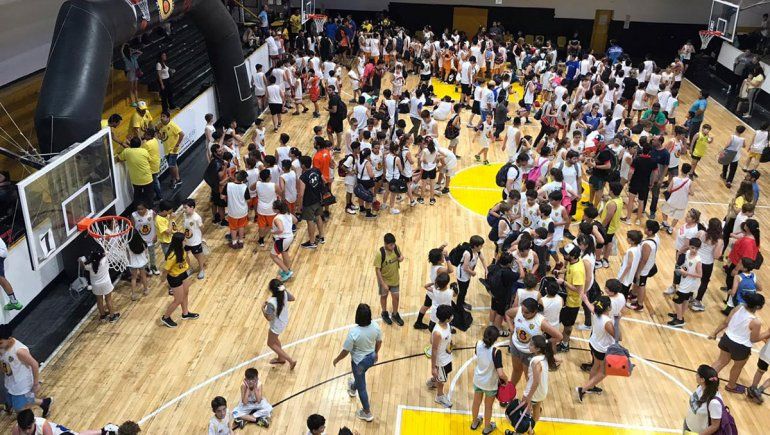 Emoción: cientos de chicos y chicas homenajearon al querido Chulo Riveros