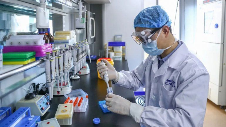 Reino Unido espera tener una vacuna lista para agosto