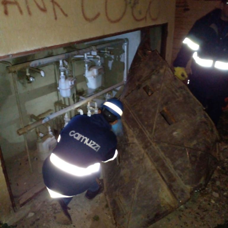 Operarios de Camuzzi retiran conexiones clandestinas de gas. Operarios de Camuzzi retiran conexiones clandestinas de gas.