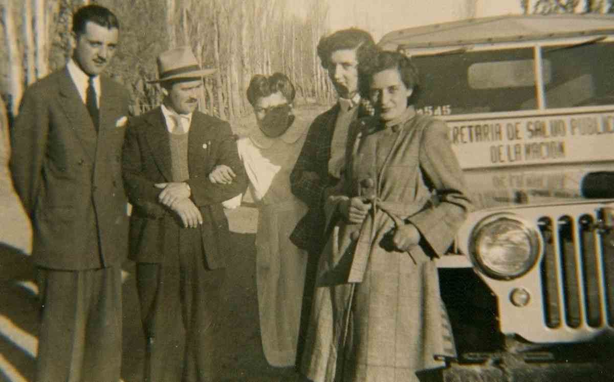 El matrimonio Ruiz con personal de Salud.