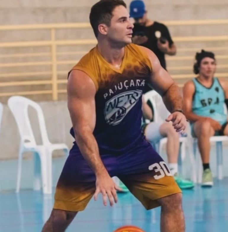 Un ex basquetbolista desfiguró a su novia tras golpearla salvajemente adentro de un ascensor. Un ex basquetbolista desfiguró a su novia tras golpearla salvajemente adentro de un ascensor.