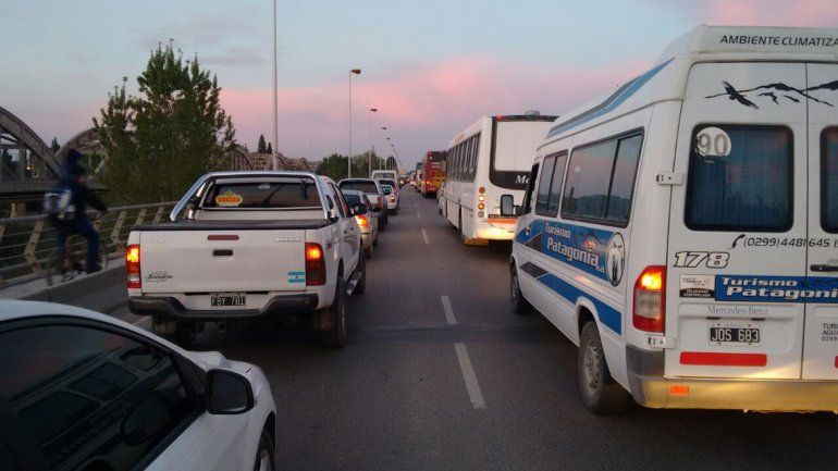 Demoras en los puentes por un operativo de control
