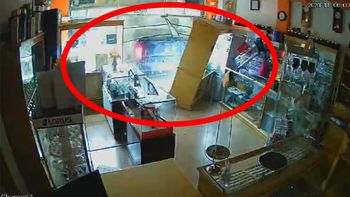 desde adentro: asi se estrellaba la camioneta en la joyeria centrica de cipolletti desde adentro: asi se estrellaba la camioneta en la joyeria centrica de cipolletti
