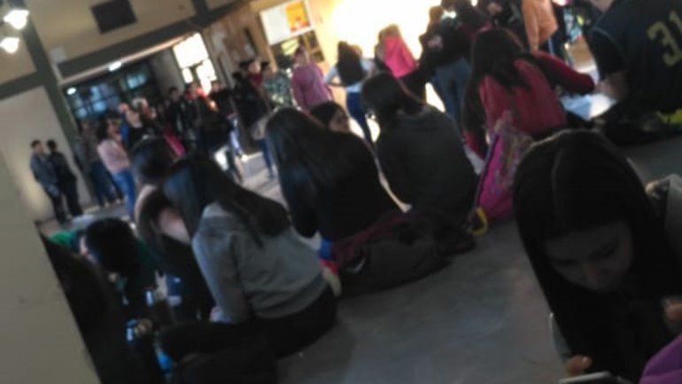 Con una sentada impidieron que vuelva a dar clases un profesor denunciado por acoso