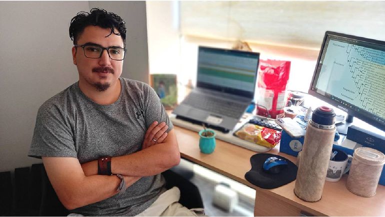 Jorge Meso es becario de CONICET y descubrió restos fósiles de un dinosaurio enano en la Formación Plottier. Jorge Meso es becario de CONICET y descubrió restos fósiles de un dinosaurio enano en la Formación Plottier.