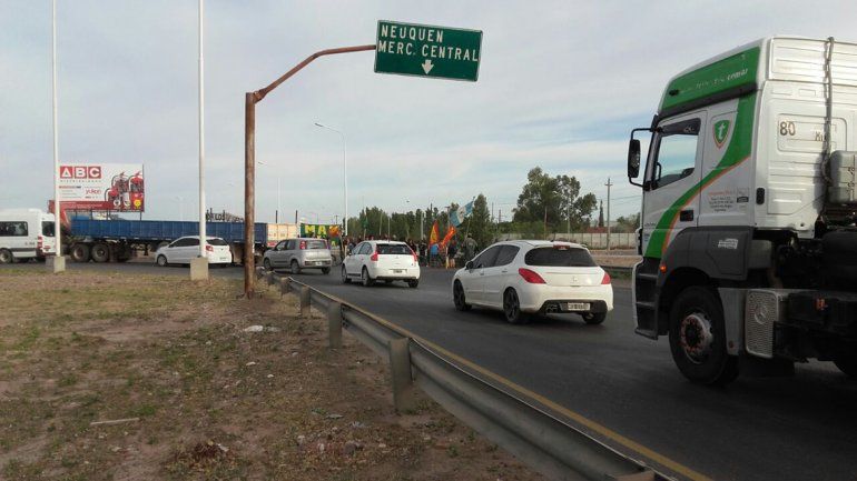 Contra la reforma previsional cortan la Ruta 7 y suspenden vuelos pero funcionan los colectivos