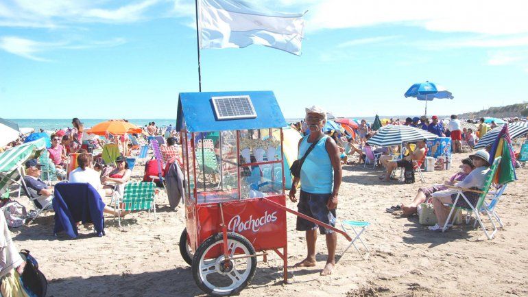El pochoclero José Rojas comenta que la gente lo felicita porque su método de elaborar el tradicional producto no afecta el medioambiente.&nbsp;