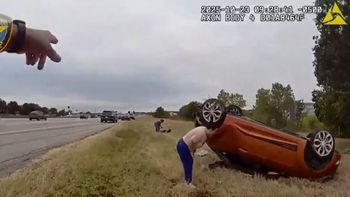 La policía rescata a un bebé que, tras un accidente vehicular, quedó abajo de una auto. Ocurrió en Texas y el hecho quedó grabado en un video que conmueve. La policía rescata a un bebé que, tras un accidente vehicular, quedó abajo de una auto. Ocurrió en Texas y el hecho quedó grabado en un video que conmueve.