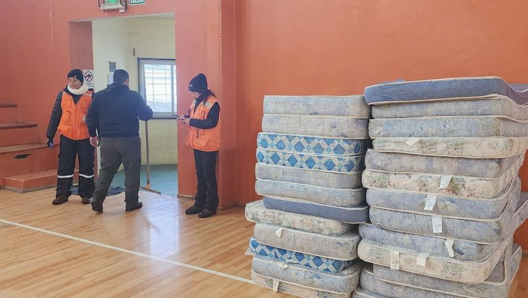 Además de colchones, se acondicionó el Gimnasio Municipal con elementos de primera necesidad. (Foto: Gentileza Municipalidad Piedra del Águila) Además de colchones, se acondicionó el Gimnasio Municipal con elementos de primera necesidad. (Foto: Gentileza Municipalidad Piedra del Águila)