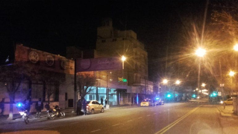 Atraparon a un ladrón que le puso un cuchillo en la garganta a un taxista para robarle