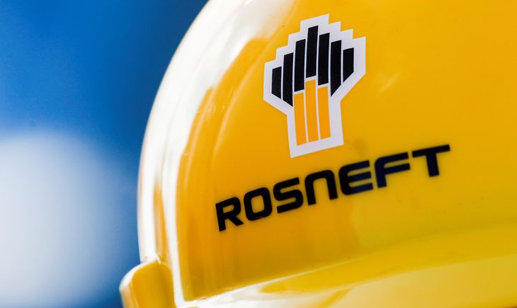 FOTO DE ARCHIVO. El logo de Rosneft en un casco de seguridad en Vung Tau