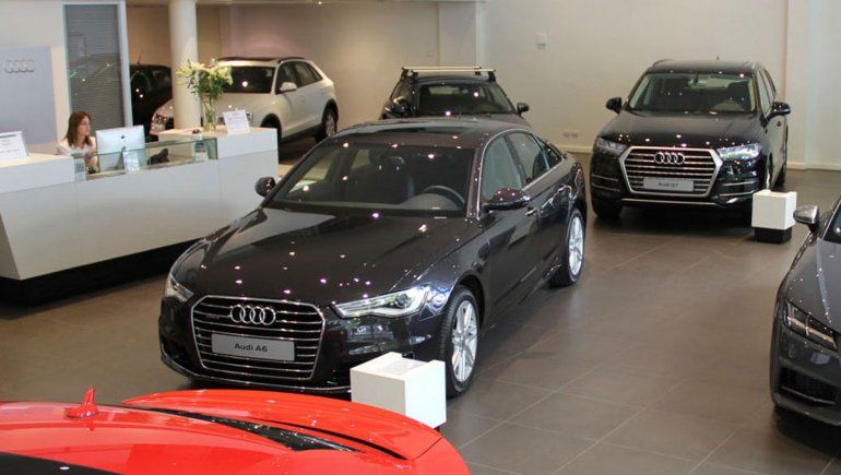 Miraba autos en una agencia y su hija rayó diez modelos de alta gama