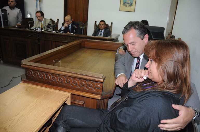 El abogado Marcelo Velasco y Sandra Ferreyra durante el juicio donde los jueces condenaron a Héctor Cortez por el asesinato de Micaela Recchini.