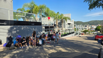 Los egresados quedaron varados en Villa Carlos Paz sin adultos a cargo / Foto Los egresados quedaron varados en Villa Carlos Paz sin adultos a cargo / Foto