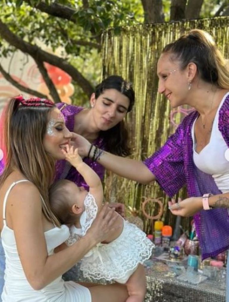 El stand de glitter fue uno de los divertidos momentos compartidos por Noelia Marzol y su hija Alfonsina. El stand de glitter fue uno de los divertidos momentos compartidos por Noelia Marzol y su hija Alfonsina.