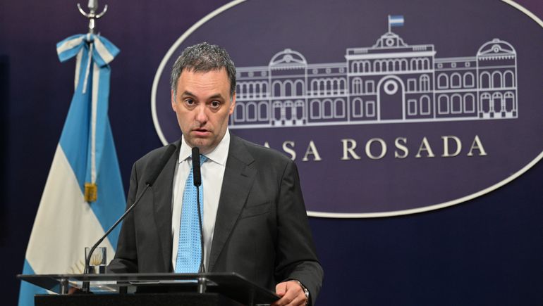 El vocero Manuel Adorni comunicó el cambio en el Salario Mínimo, Vital y Móvil.