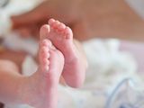 Llamado urgente para cuidar a un bebé recién nacido en situación de riesgo