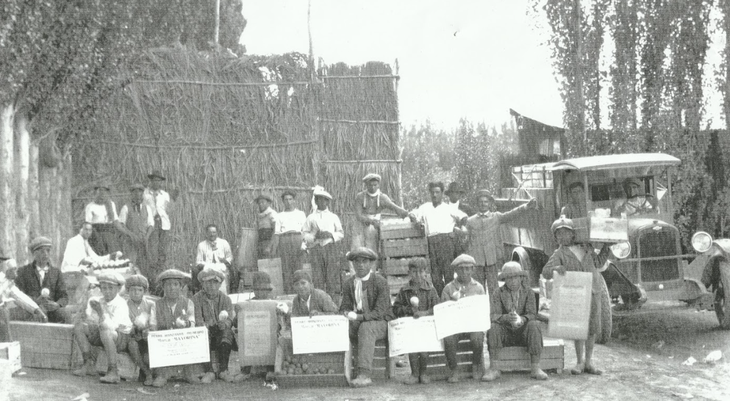 Embalaje a mano en la chacra en La Mayorina de la firma Mengelle Año 1935. Foto: Archivo Cabus Trenes. Embalaje a mano en la chacra en La Mayorina de la firma Mengelle Año 1935. Foto: Archivo Cabus Trenes.
