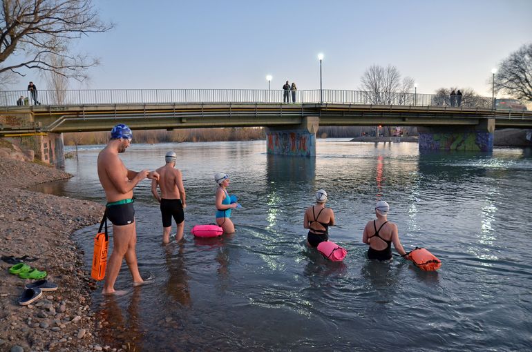 Carolina Modena, una de las nadadoras del equipo, dice que “salís muy energizado, el descanso es buenísimo y para la salud es lo más”. Pablo Spieser, otro de los integrantes, señala que: “es difícil de explicar, pero se sale renovado, con la satisfacción de haber nadado bajo esas condiciones extremas y de haber llevado el cuerpo a un límite que generalmente no se lleva”. Carolina Modena, una de las nadadoras del equipo, dice que “salís muy energizado, el descanso es buenísimo y para la salud es lo más”. Pablo Spieser, otro de los integrantes, señala que: “es difícil de explicar, pero se sale renovado, con la satisfacción de haber nadado bajo esas condiciones extremas y de haber llevado el cuerpo a un límite que generalmente no se lleva”.