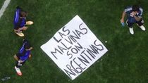 La&nbsp;bandera&nbsp;con la frase “Las Malvinas son argentinas” llegó a los jugadores tras el triunfo ante Inglaterra.
