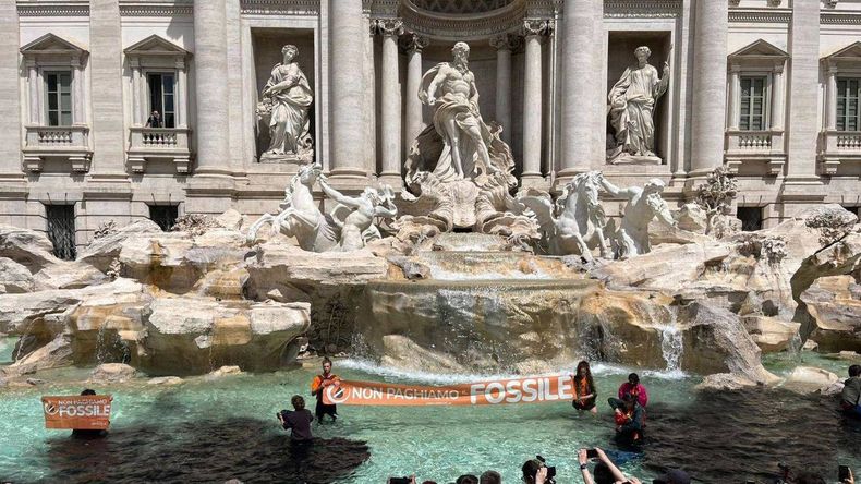 La Fontana de Trevi apareció teñida de negro por una protesta sobre el clima