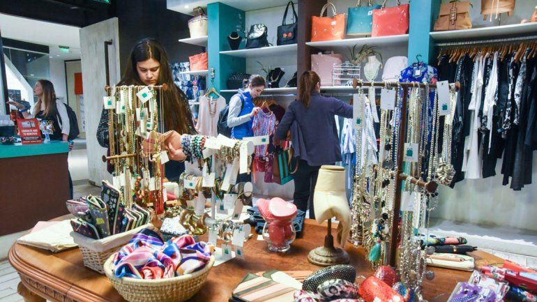 El 60% del trabajo privado es en servicios y comercio