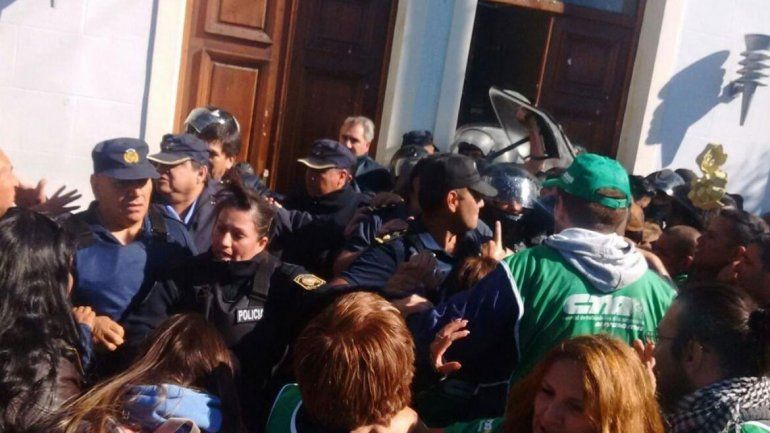 La manifestación se tornó violenta y el comisario inspector Néstor Chávez