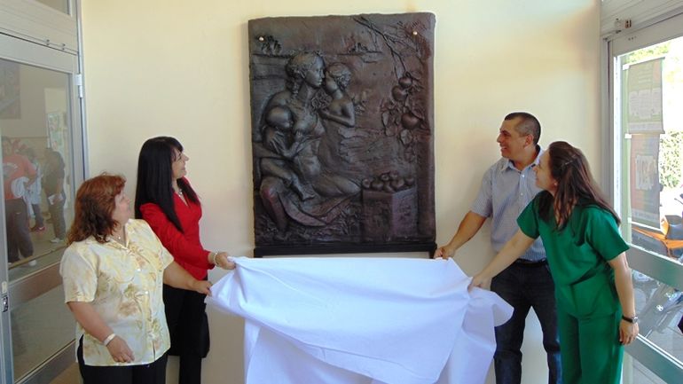 La obra sobre la lactancia materna de Paula Pergolini en el ingreso al Hospital Heller.