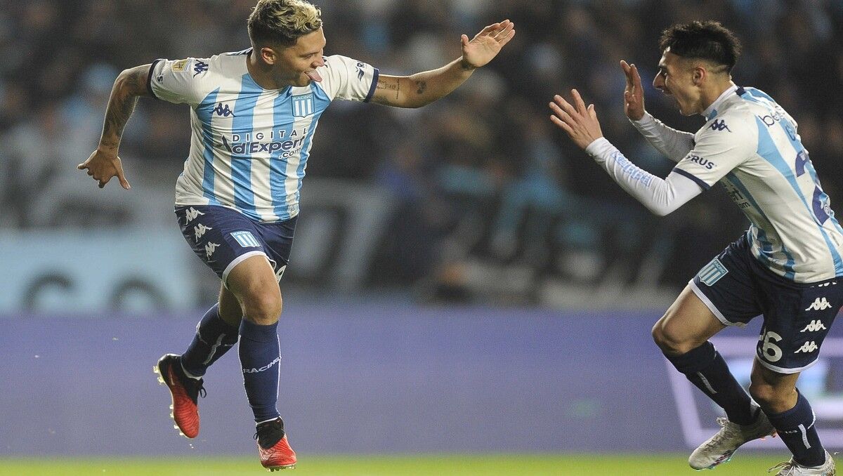 Juanfer Quintero inicia el festejo de su golazo, que se originó una vez más con esa zurda mágica que lo distingue.&nbsp;