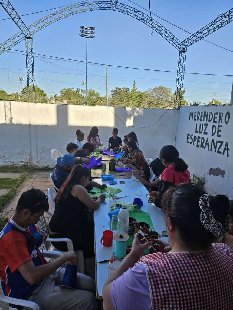 En el merendero Luz de Esperanza ubicado en el barrio Confluencia, Silvia les ofrece a los chicos un taller de manualidades antes de darles la merienda. En el merendero Luz de Esperanza ubicado en el barrio Confluencia, Silvia les ofrece a los chicos un taller de manualidades antes de darles la merienda.