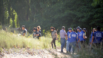 Los expertos de Criminalística del Poder Judicial van camino a examinar la escena del descarte y el tacho encontrado con el cuerpo de Rosana. Los expertos de Criminalística del Poder Judicial van camino a examinar la escena del descarte y el tacho encontrado con el cuerpo de Rosana.
