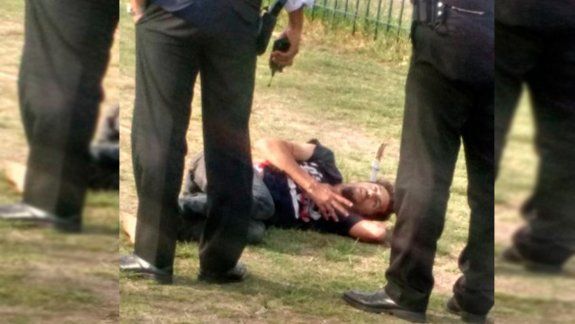 Apuñaló a dos chicas y los vecinos le clavaron un cuchillo en la cabeza