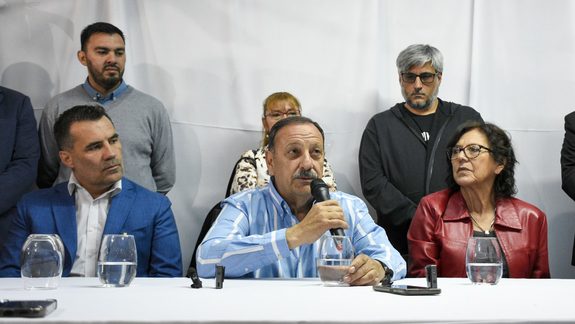 El gobernador riojano Ricardo Quintela, en Neuquén, acompañado por el legislador Darío Martínez y la senadora Silvia Sapag.