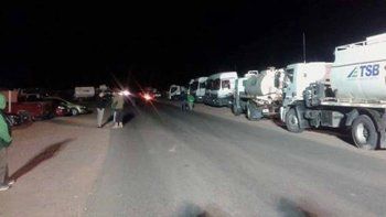 un grupo de camioneros bloquea el acceso a petroleros en rincon un grupo de camioneros bloquea el acceso a petroleros en rincon