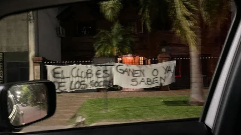 Las duras amenazas de hinchas de Colón al presidente en medio de la pelea por no descender