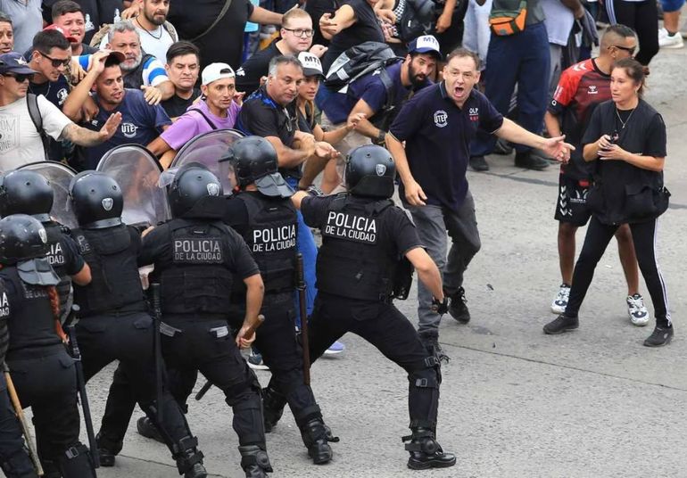 La Policía valiendóse del protocolo antipiquete de Patricia Bullrich, enfrentó a los manifestantes. Foto: Daniel Vides. La Policía valiendóse del protocolo antipiquete de Patricia Bullrich, enfrentó a los manifestantes. Foto: Daniel Vides.