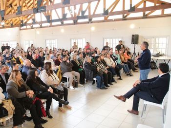 rolando figueroa sumo encuentros partidarios y amplia su armado electoral: con quien se reunio