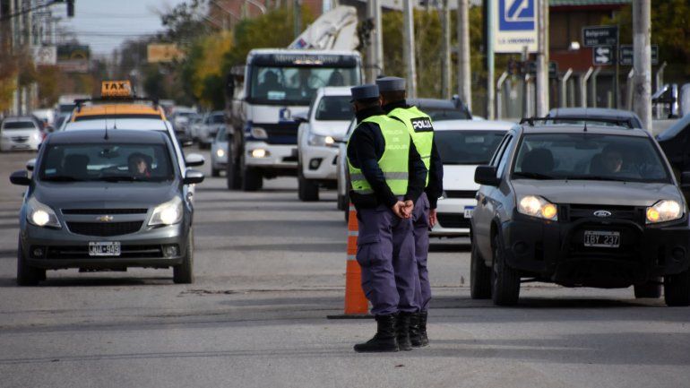 Escapó de un control a bordo de un auto robado