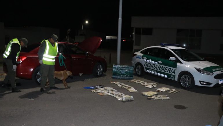 Traían a Neuquén 29 kilos de marihuana debajo de la alfombra de un auto