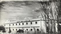Cooperativa Sidrera La Delicia Ltda, el coche es un Ford modelo 1938 o 1940, sin datos del año - Archivo Municipalidad Cipolletti (Gentileza Fundacion Cabus Trenes)