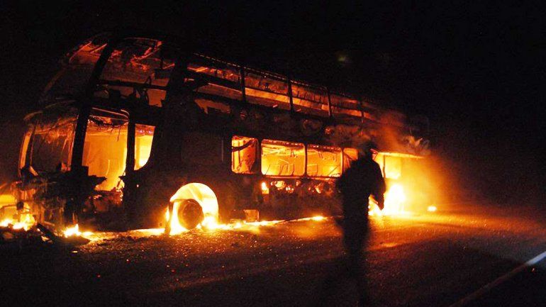 El colectivo quedó envuelto en llamas. Los pasajeros se salvaron de milagro. (Foto gentileza AN Bariloche.)