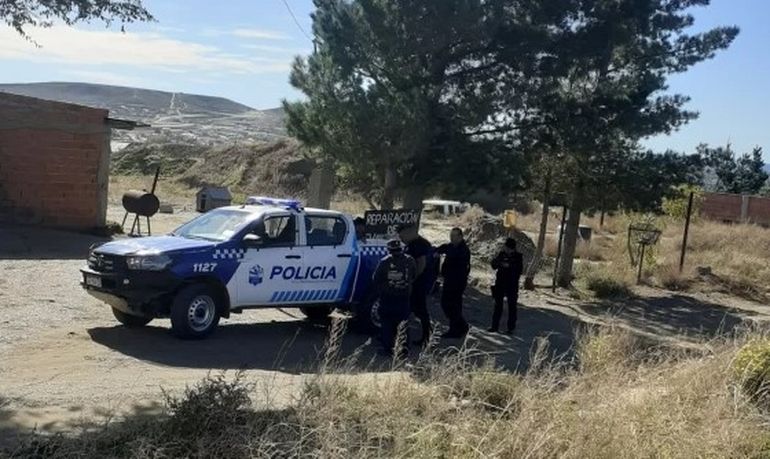 La Policía de Caleta Olivia en el lugar de los hechos. La Policía de Caleta Olivia en el lugar de los hechos.