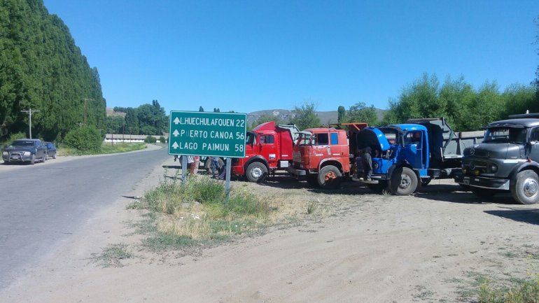 Camioneros de la Cooperativa Lanín están apostados a la vera de la Ruta 61 en el cruce con Ruta 40.