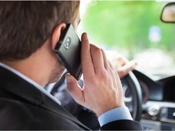 El uso del celular en el auto está penado por la ley en ciertos casos. El uso del celular en el auto está penado por la ley en ciertos casos.