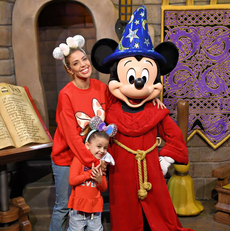 Virginia Gallardo en Disney junto a su hija. Virginia Gallardo en Disney junto a su hija.