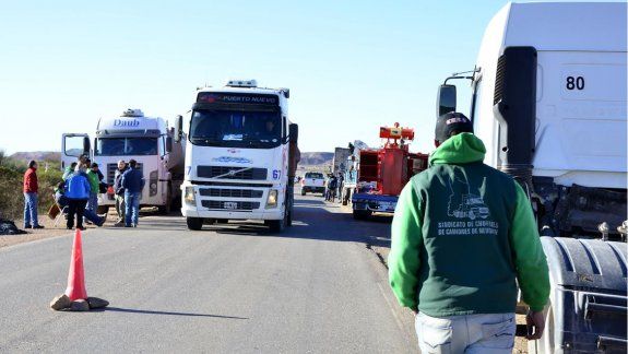 Camioneros bloquean accesos a áreas de YPF en Huincul y Rincón