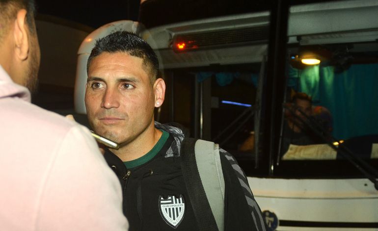 Henry Sáez dialogando con LM antes de subirse al micro rumbo a Mar del Plata. Foto: Antonio Spagnuolo