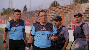 El árbitro Diego Álvarez fue gran protagonista del partido. Fotos: Claudio Espinoza El árbitro Diego Álvarez fue gran protagonista del partido. Fotos: Claudio Espinoza