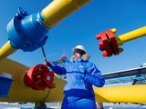 FOTO DE ARCHIVO. Gasoductos en la estación de compresión Atamanskaya, instalación del proyecto Poder de Siberia de Gazprom a las afueras de la ciudad de Svobodny, en el extremo oriental de la región
